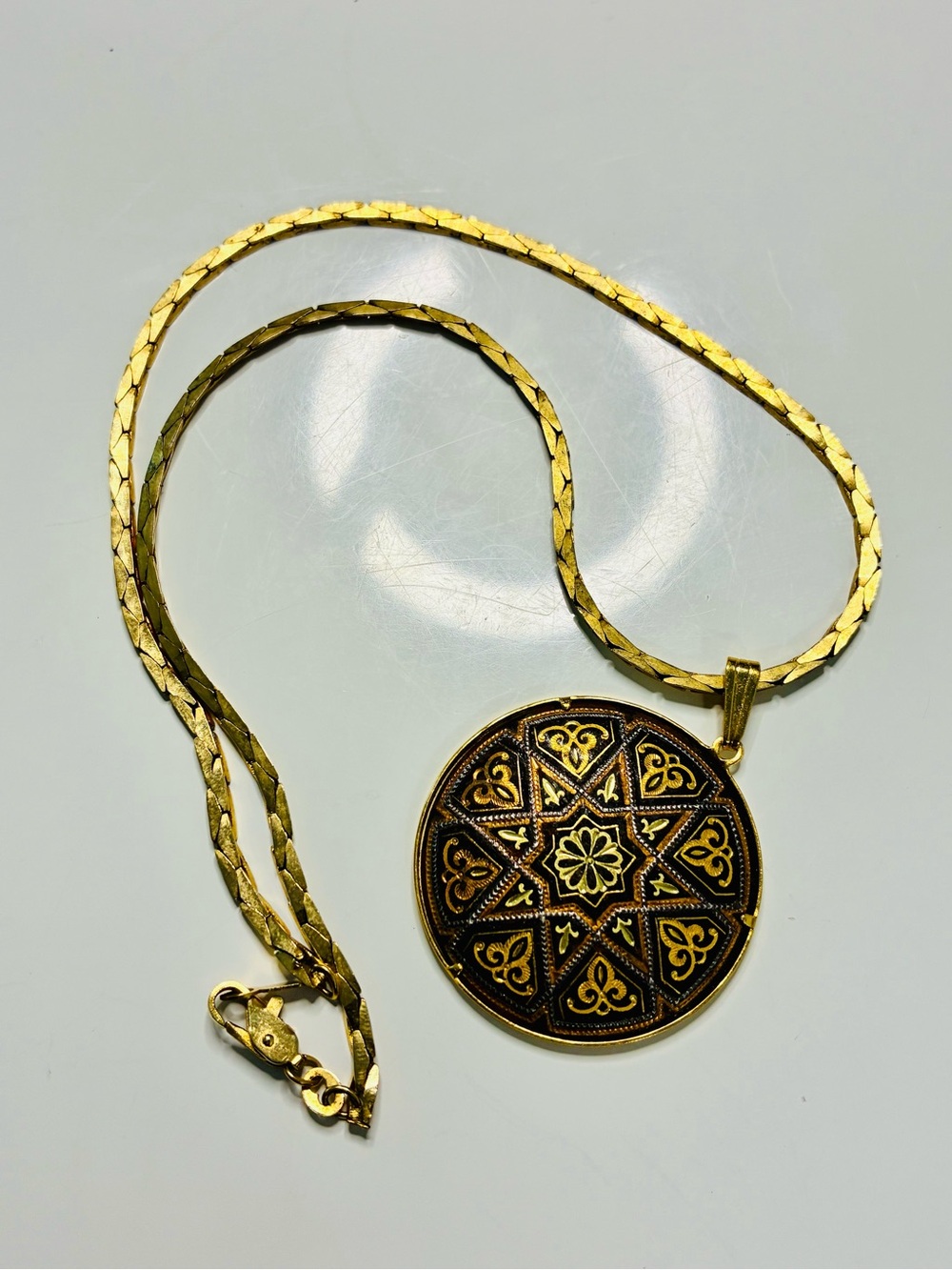 VTG Damascene Gold-Tone Star Medallion Pendant Necklace - INCLUDES CHAIN LINK - Picture 12 of 15